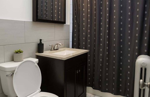Irving Park East Apartamento | 1BR Homey Apt in Irving Park