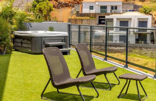 Estreito da Calheta Casa | 1BR House - Garden & Hot Tub - Estreito da Calheta