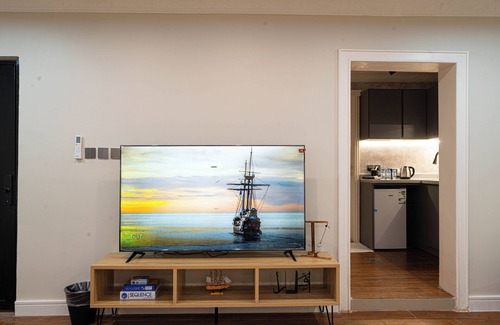 Al Khobar Apartamento | 1BR I Smart Entry + Private Terrace + 65" T