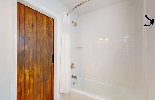 Lower Township Casa | 1BR King Bed Sofa Bed Sleeps 4 POOL - 10
