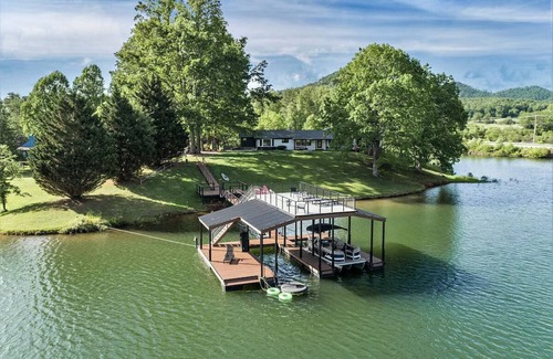 Hiawassee Cabina | 1BR Loft Lake Chatuge Cabin w/ Mountain Views!