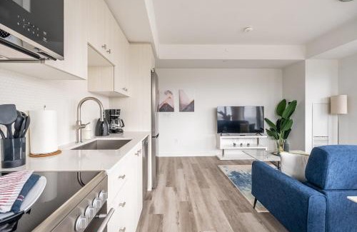 Kitchener Casa | 1BR Modern Condo - King Bed and Stunning City View