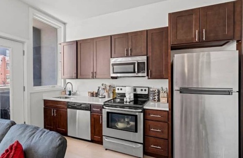 Spring Garden Apartamento | 1BR Near Metro - Walk to Met & Food - Free Parking