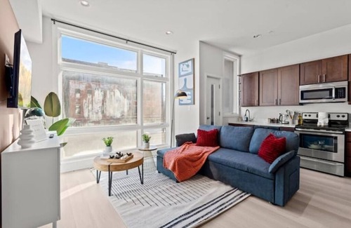 Spring Garden Apartamento | 1BR Near Metro - Walk to Met & Food - Free Parking