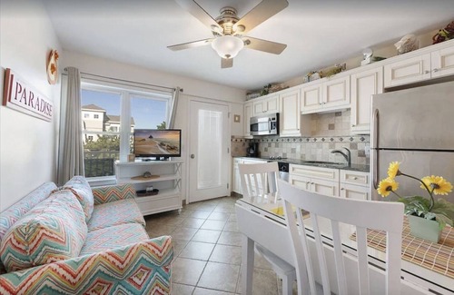 Beach Haven Condominio | 1-Bedroom oceanblock condo AND 140' from beach