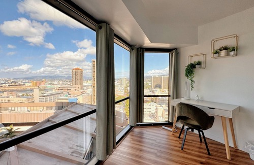 Downtown Honolulu Apartamento | 1BR Ocean/Sunset View w/Parking