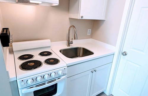 North End Apartamento | 1BR Pent. Ste /pullout sofa/1 block Beach/Boards