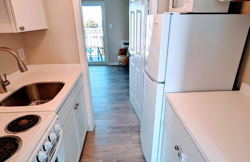 North End Apartamento | 1BR Pent. Ste /pullout sofa/1 block Beach/Boards