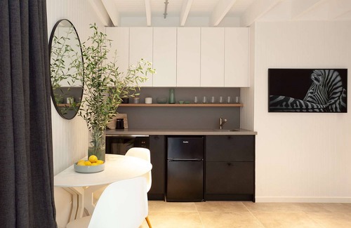Bondi Apartamento | 1BR Private Mezzanine Suite with Luxe Furnishings