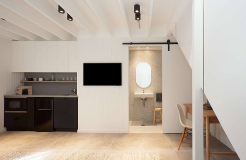 Bondi Apartamento | 1BR Private Mezzanine Suite with Luxe Furnishings