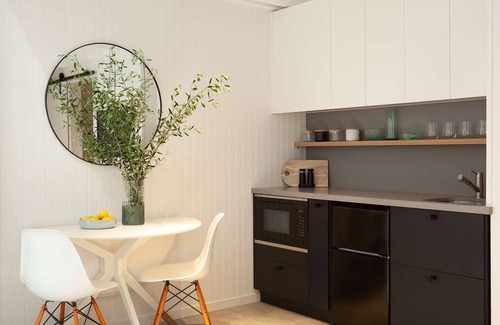 Bondi Apartamento | 1BR Private Mezzanine Suite with Luxe Furnishings