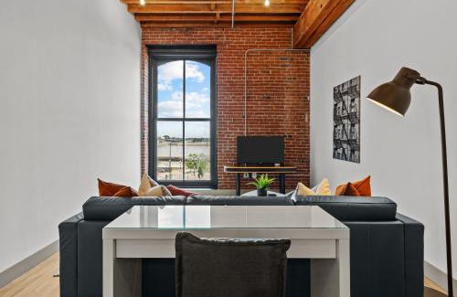 Downtown St. Louis Apartamento | 1BR Riverfront Loft-Parking-G208