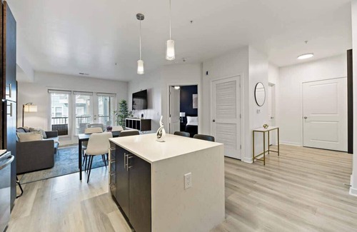Cherry Apartamento | Stylish 1BR Retreat | 5 Mins to Downtown | Gym + Parking + W/D