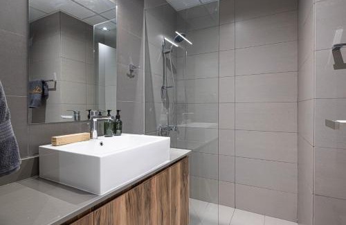 Sharjah Apartamento | 1BR The Sandstone Apartment by Blue Cloud Holidays