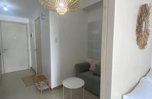 Las Pinas Apartamento | 1BR unit in South Residence Las Pinas with Wifi & Netflix