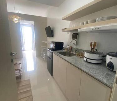 Las Pinas Apartamento | 1BR unit in South Residence Las Pinas with Wifi & Netflix