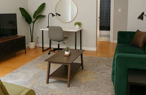 Chicago Apartamento | 1BR Vibrant & Inviting Apt in Chicago