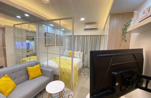 Highway Hills Apartamento | 1BR w/Balcony near Megamall: The Admiral‘s Lounge