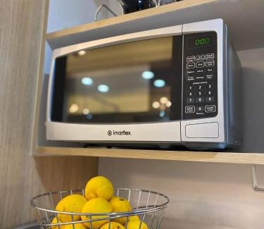 Highway Hills Apartamento | 1BR w/Balcony near Megamall: The Admiral‘s Lounge