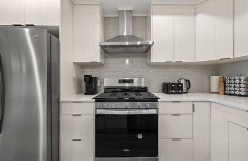 Sage Hill Apartamento | 1BR Walk Out Suite » Backyard » Patio » 65” TV