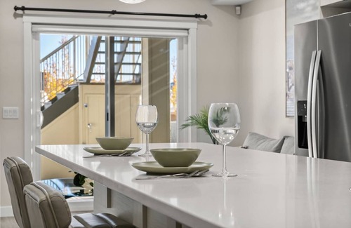 Sage Hill Apartamento | 1BR Walk Out Suite » Backyard » Patio » 65” TV