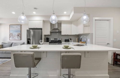 Sage Hill Apartamento | 1BR Walk Out Suite » Backyard » Patio » 65” TV