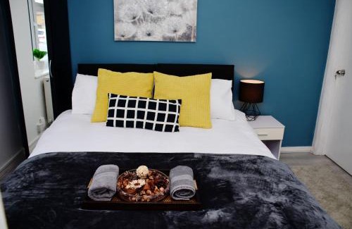 Stanwell Casa | 1FG Dreams Unlimited Serviced Accommodation- Staines - Heathrow