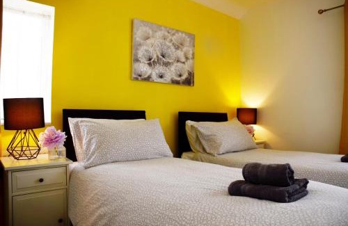 Stanwell Casa | 1FG Dreams Unlimited Serviced Accommodation- Staines - Heathrow