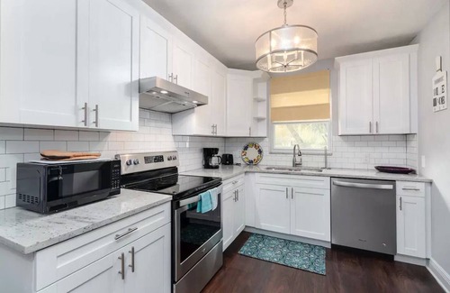 Tarpon Springs Casa | 1Mariner's Beach Manor - Fully Sanitized & Secure