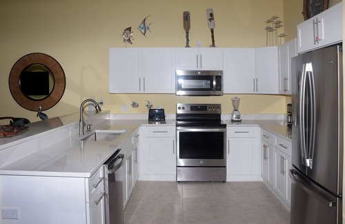 Treasure Cay Complejo | 1ra clase - condominio, playa y vistas - ¡7a noche GRATIS!