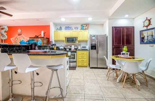 Barrio Los Villalobos Apartamento | 1st-floor apt with fast WiFi, patio, grill, outdoor pools, pool spa, beach views