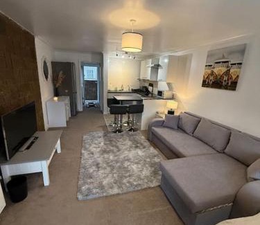 Crawley Apartamento | 1st floor studio flat in Crawley! Close to Gatwick