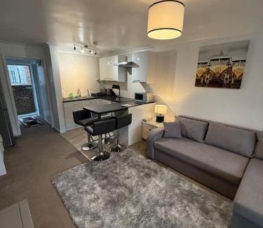Crawley Apartamento | 1st floor studio flat in Crawley! Close to Gatwick