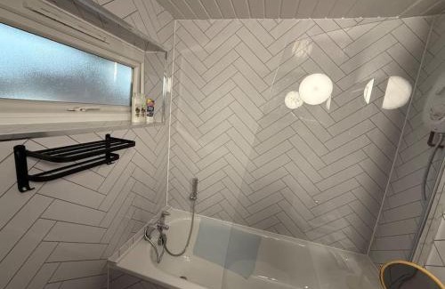 Crawley Apartamento | 1st floor studio flat in Crawley! Close to Gatwick