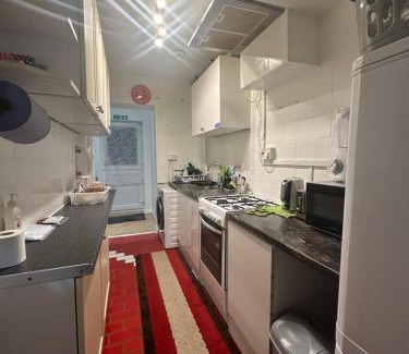 Downham Apartamento | 1st Studio Flat With full Private Toilet And Shower With its Own Kitchenette in Keedonwood Road Bromley A Fully Equipped Independent Studio Flat