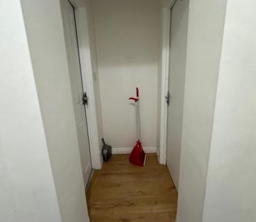 Downham Apartamento | 1st Studio Flat With full Private Toilet And Shower With its Own Kitchenette in Keedonwood Road Bromley A Fully Equipped Independent Studio Flat
