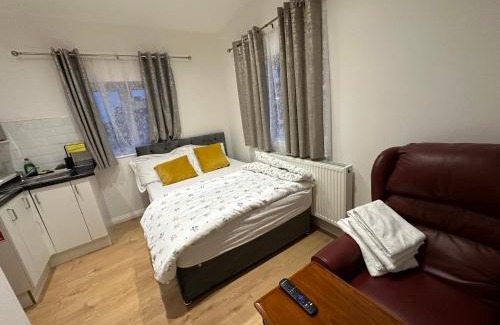 Downham Apartamento | 1st Studio Flat With full Private Toilet And Shower With its Own Kitchenette in Keedonwood Road Bromley A Fully Equipped Independent Studio Flat
