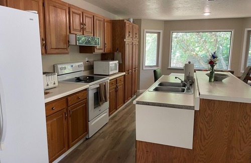 Willow Creek Casa | 2/1 House With Deck- Trail To River With Amazing Sandy Beach- Solar Heated Pool
