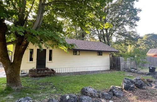 Willow Creek Casa | 2/1 House With Deck- Trail To River With Amazing Sandy Beach- Solar Heated Pool