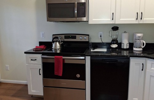 Herndon Apartamento | 2.1 mi to Reston hospital, 1.5 mi to Metro private entrance/space and quiet