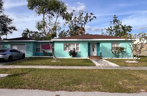 Dunedin Casa | 2/1 Pvt Pool home/ walk to Blue Jays stadium/ DT Dunedin. Golf Cart rental avail