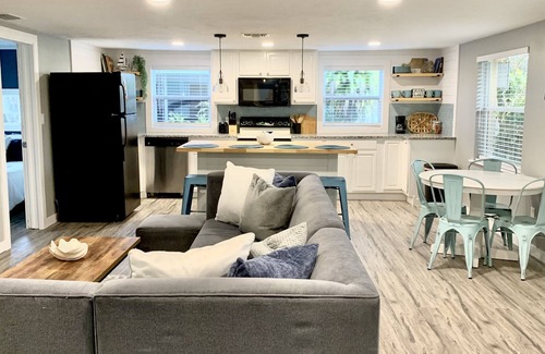 Cortez Casa | 2/2 blocks from the water, bike ride to the beach THE FLORIDIAN