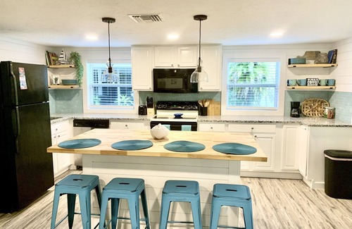 Cortez Casa | 2/2 blocks from the water, bike ride to the beach THE FLORIDIAN