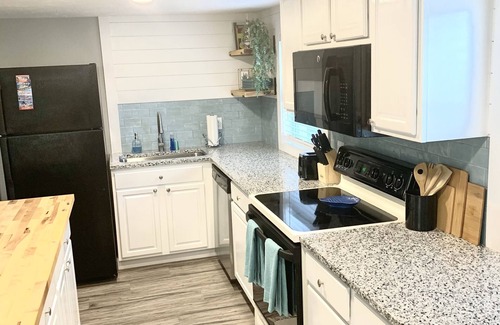 Cortez Casa | 2/2 blocks from the water, bike ride to the beach THE FLORIDIAN