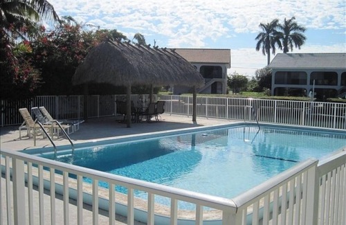 Marathon Casa | 2/2 Duplex, piscina, Tiki Hut, Pato Limpio Canal amplia Key