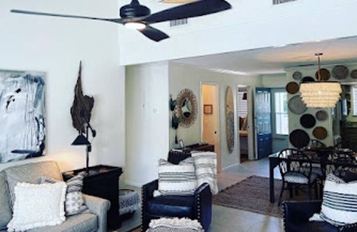 Saint Simons Heights Condominio | 2.2 miles to Beach! Beautiful condo located next to Redfern Village.