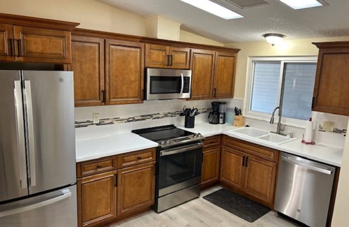 The Villages Casa | 2/2 on Golf Course - Community Pools & PET Friendly!