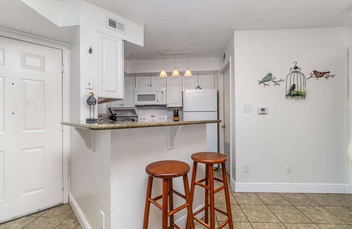 Ocean Side Village Apartamento | 2/2 Pondview Haven - Beach 0.5mi