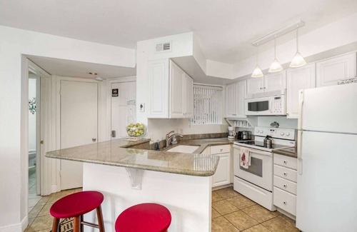 Ocean Side Village Apartamento | 2/2 Pondview Haven - Beach 0.5mi