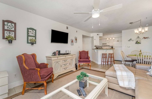 Ocean Side Village Apartamento | 2/2 Pondview Haven - Beach 0.5mi